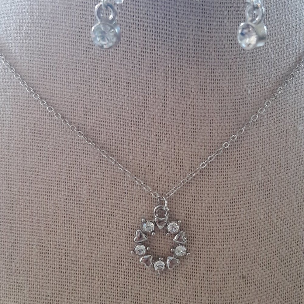 5 Necklaces 1 free